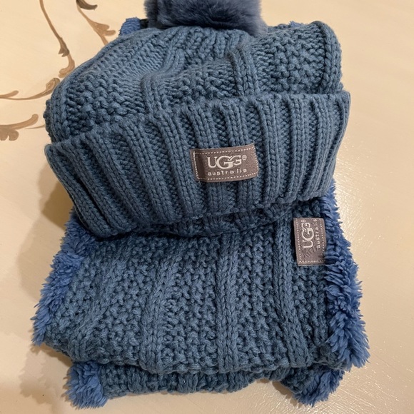 UGG Blue pom pom hat infinity scarf set NWT - Picture 4 of 4
